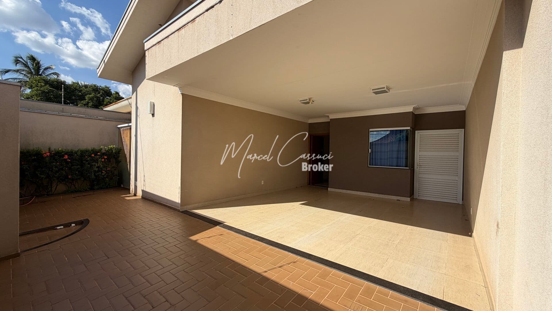 Casa à Venda, 5 quartos sendo 4 suítes e 1 closet, escritório, cozinha separada com copa, varanda gourmet, marcenaria completa, lavanderia, brinquedoteca, piscina, bairro Jardim Marilu, na cidade de Mirassol/SP.