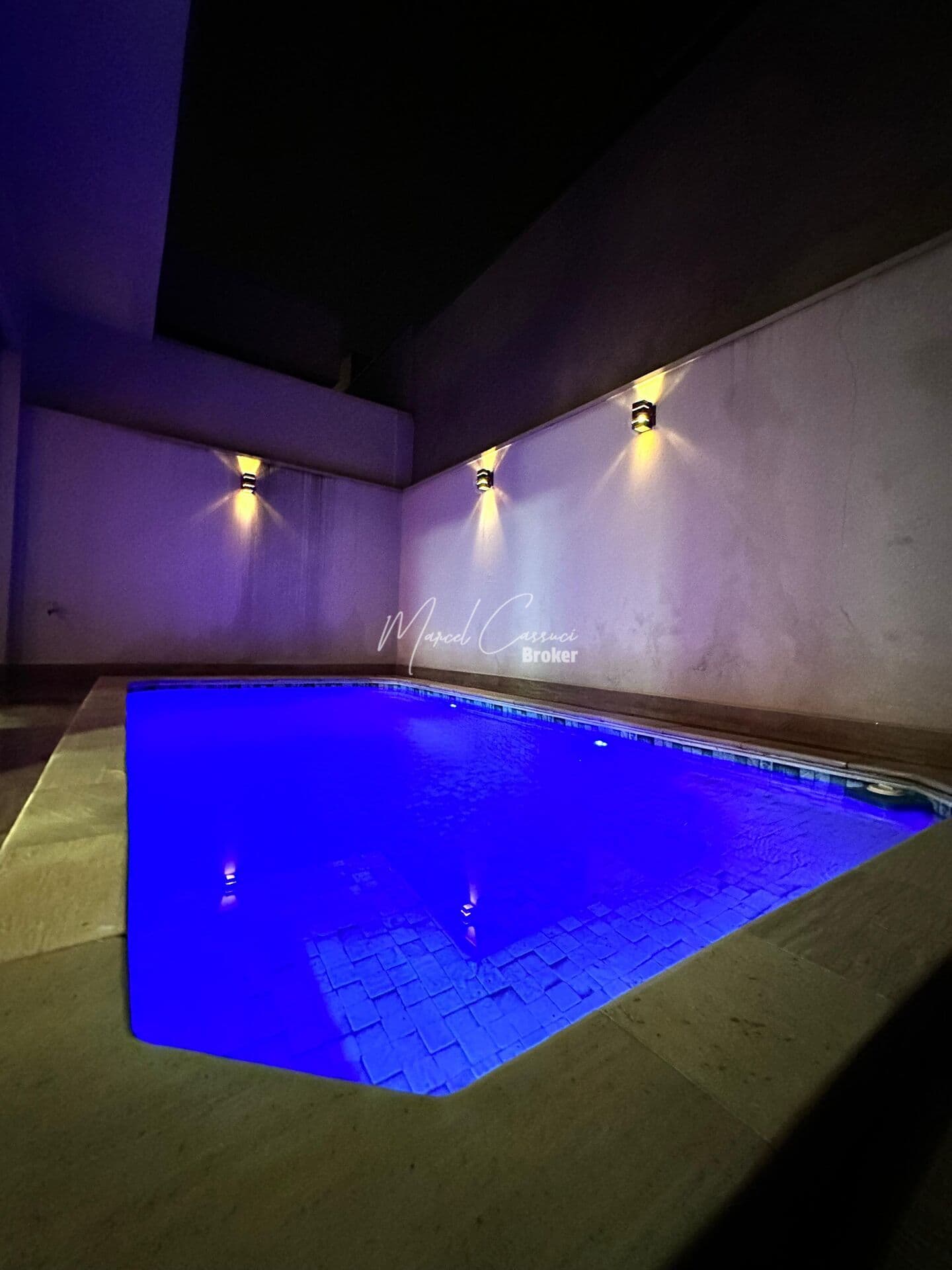 Belíssima casa à venda com 3 quartos, sendo 1 suíte com closet e 2 tipo apartamento, cozinha Gourmet e piscina