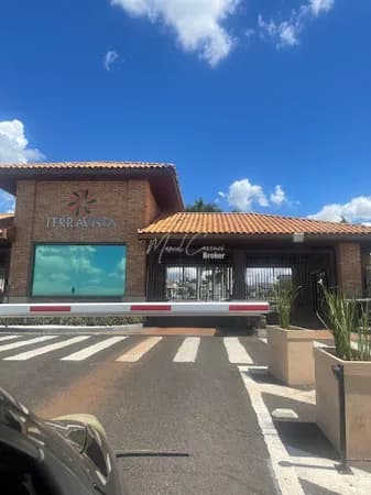 Excelente terreno à venda em condomínio, plano e de esquina