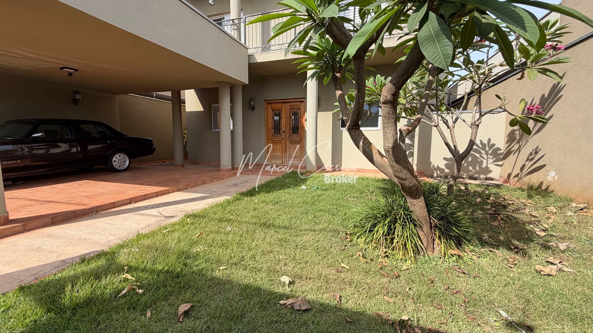 Sobrado à Venda, 4 quartos sendo 1 suítes e 1 com closet, escritório, cozinha separada, varanda gourmet, marcenaria completa, lavanderia, bairro Jardim Marilu, na cidade de Mirassol/SP.