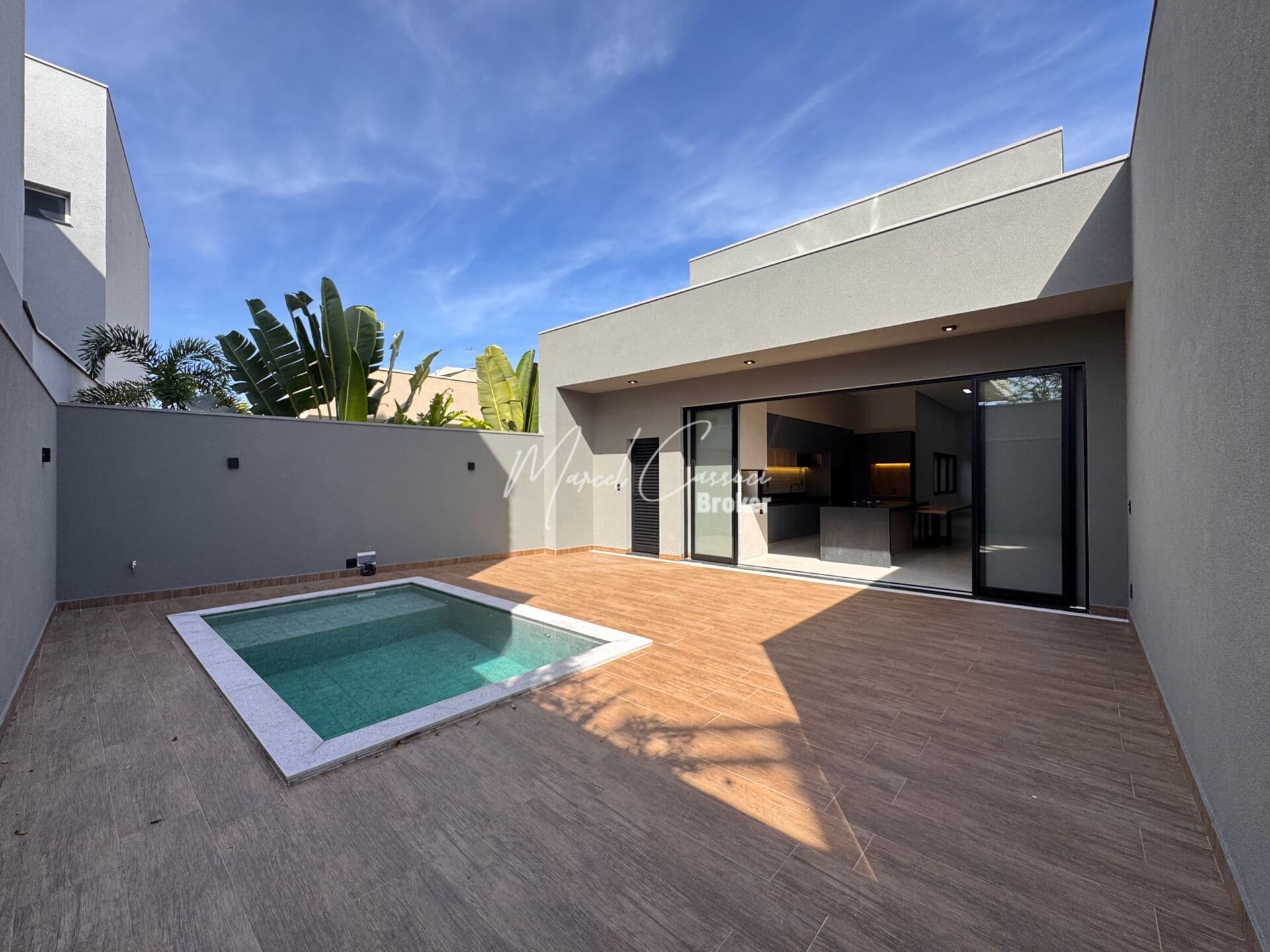 Belíssima casa à venda com 3 suítes, sendo 1 suíte máster com banheira de imersão, área Gourmet, piscina aquecida e 230m²