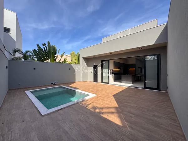 Belíssima casa à venda com 3 suítes, sendo 1 suíte máster com banheira de imersão, área Gourmet, piscina aquecida e 230m²