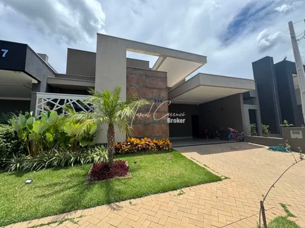 Belíssima casa à venda com 3 suítes, sendo 1 suíte máster com closet e banheira, área Gourmet, piscina e 158m²
