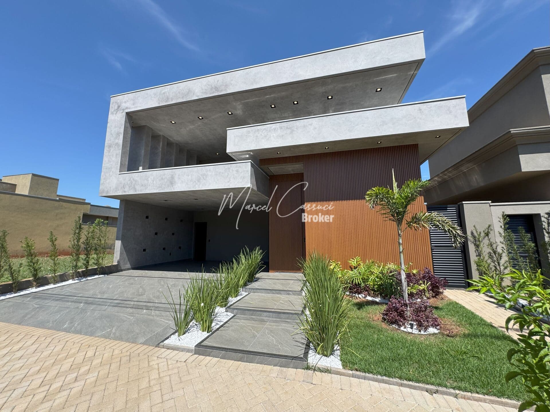 Lindíssima casa à venda com 3 quartos, sendo 1 suíte máster com closet e hidro, piscina com cascata e área Gourmet