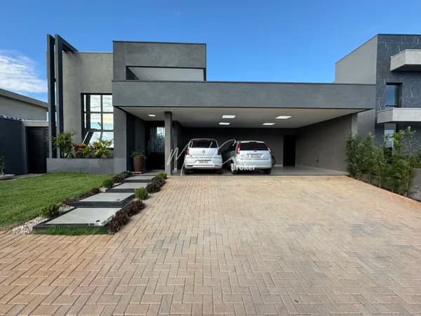 Belíssima casa à venda, com 3 quartos climatizados, sendo 1 suíte com closet, área Gourmet e garagem para 6 carros.