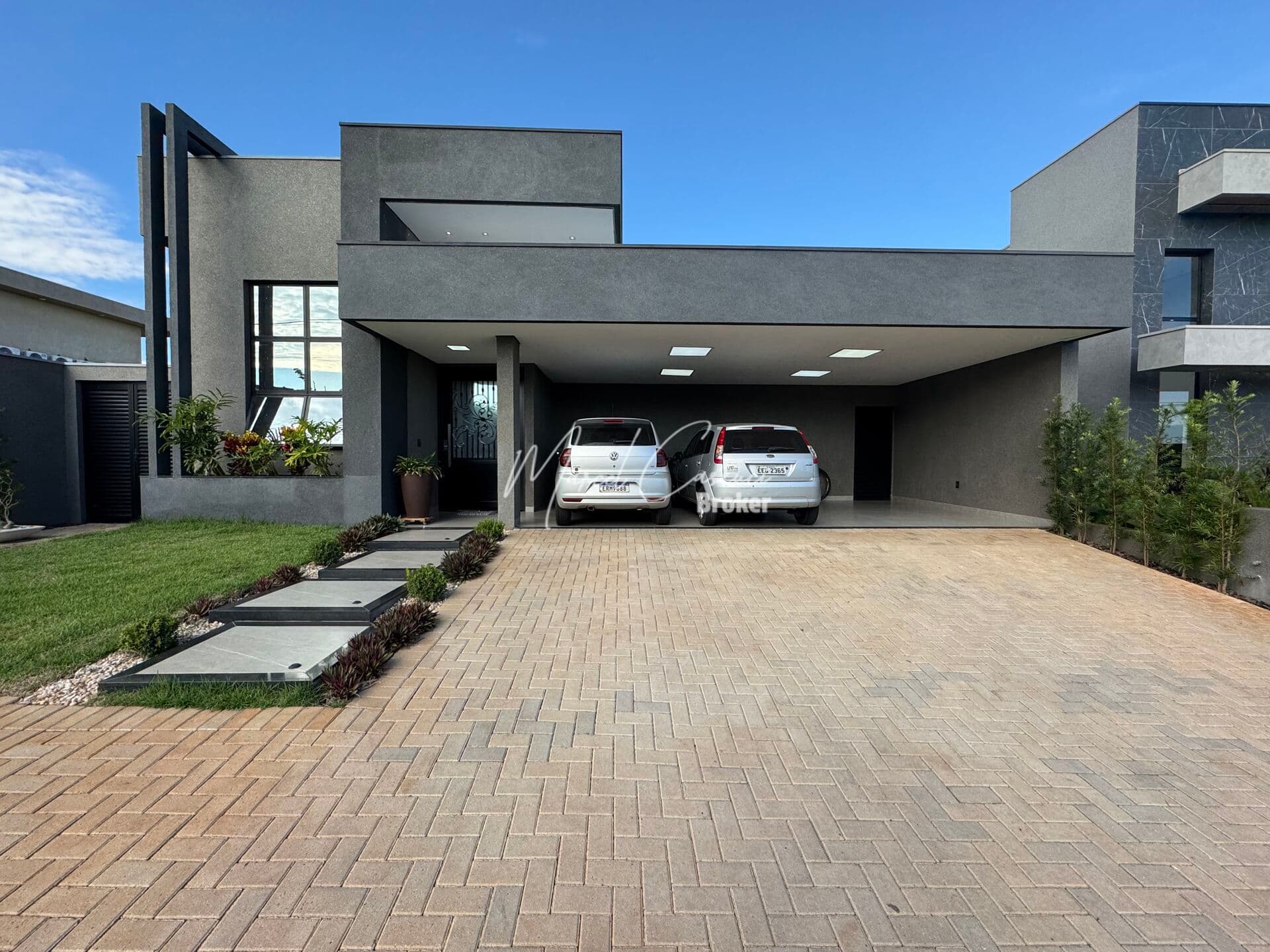 Belíssima casa à venda, com 3 quartos climatizados, sendo 1 suíte com closet, área Gourmet e garagem para 6 carros.