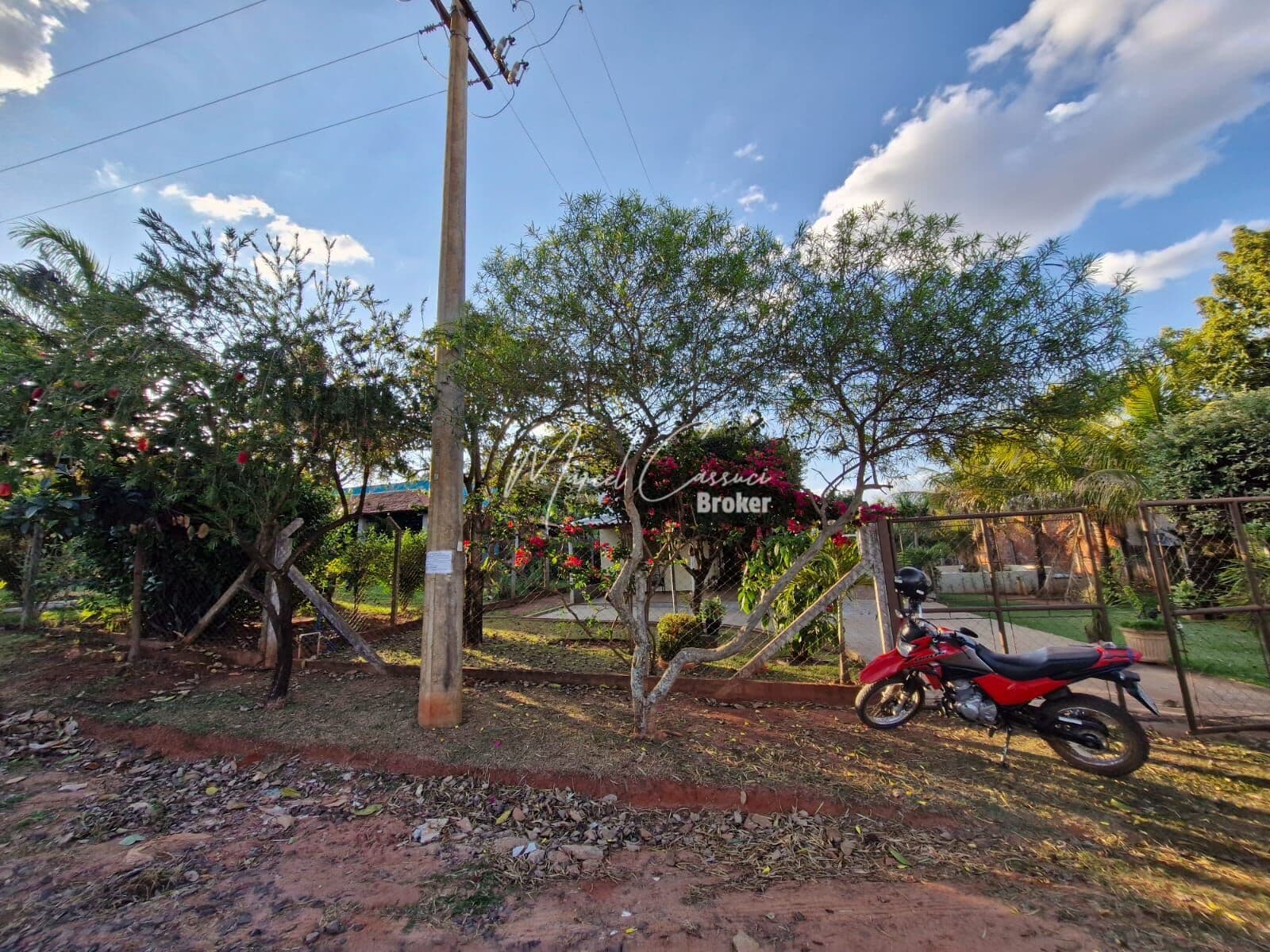 Chácara de 1000 m2 "ESTANCIA RODEIO" com casa de 01 Dormitório suíte, banheiro social, toda Avarandada, com churrasqueira