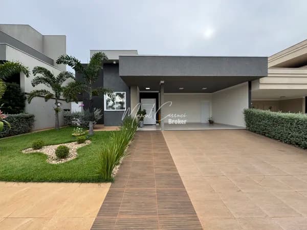 Belíssima casa à venda, com 3 suítes, sendo 1 suíte máster com closet, área Gourmet e piscina