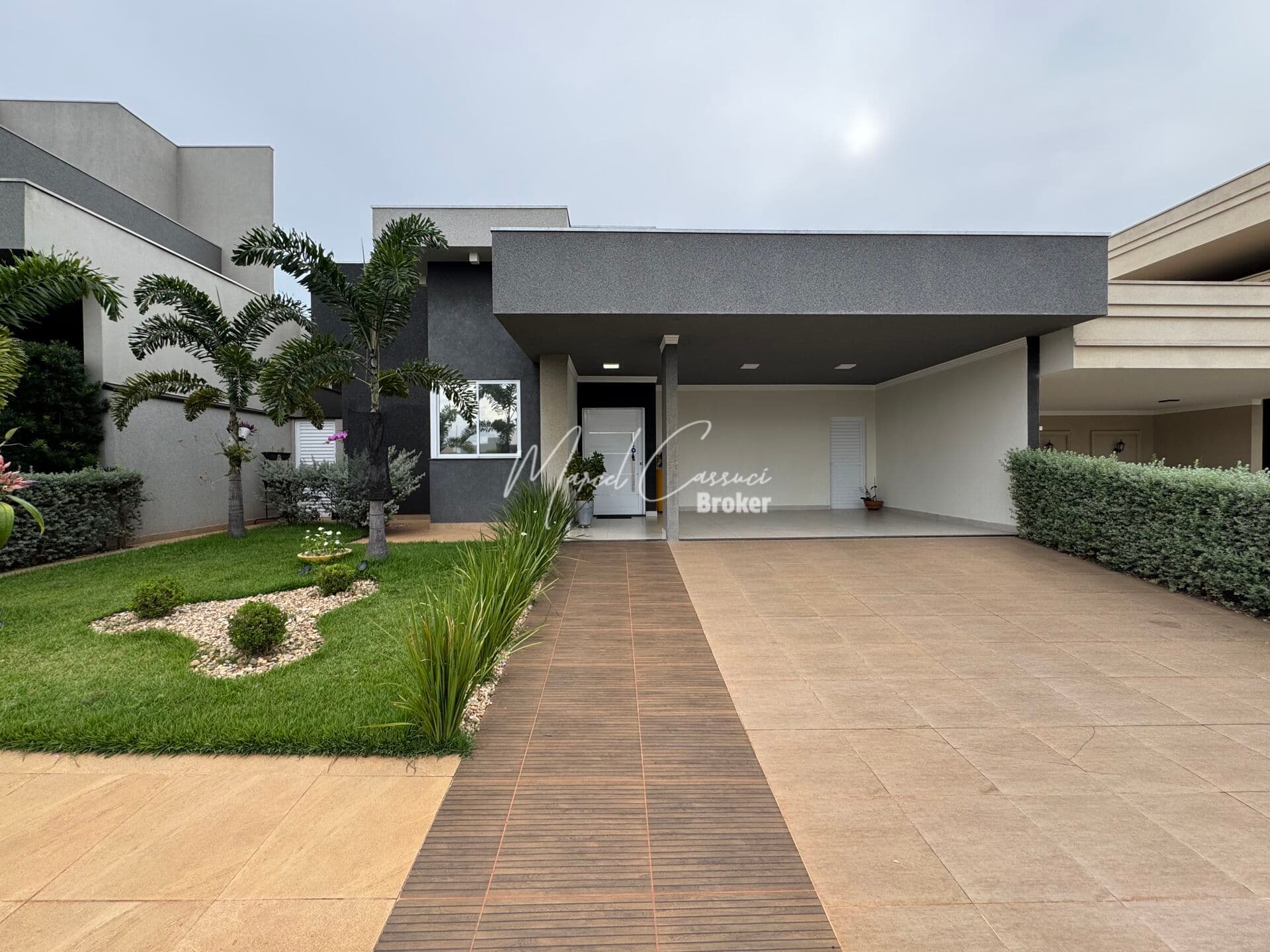 Belíssima casa à venda, com 3 suítes, sendo 1 suíte máster com closet, área Gourmet e piscina