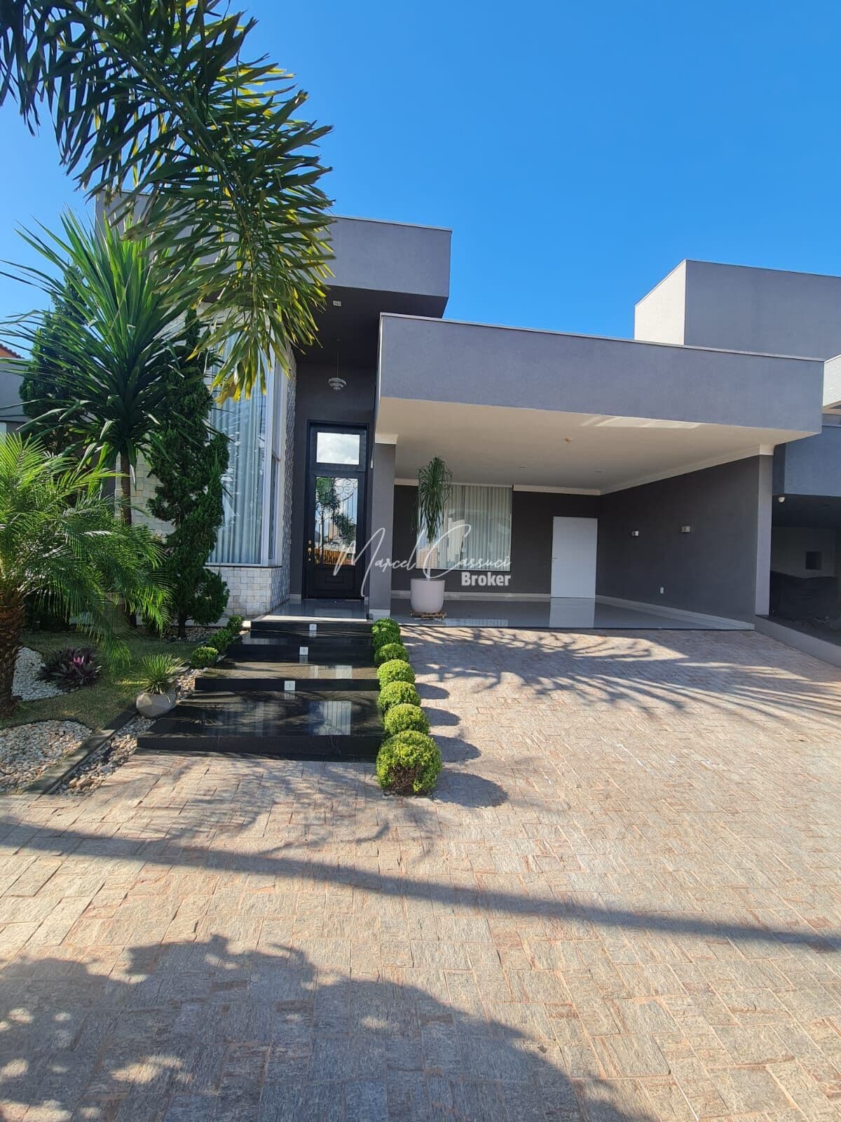 Casa em Condomínio Golden Park, 3 suítes sendo 2 master, gourmet maravilhoso, piscina, rica em armários