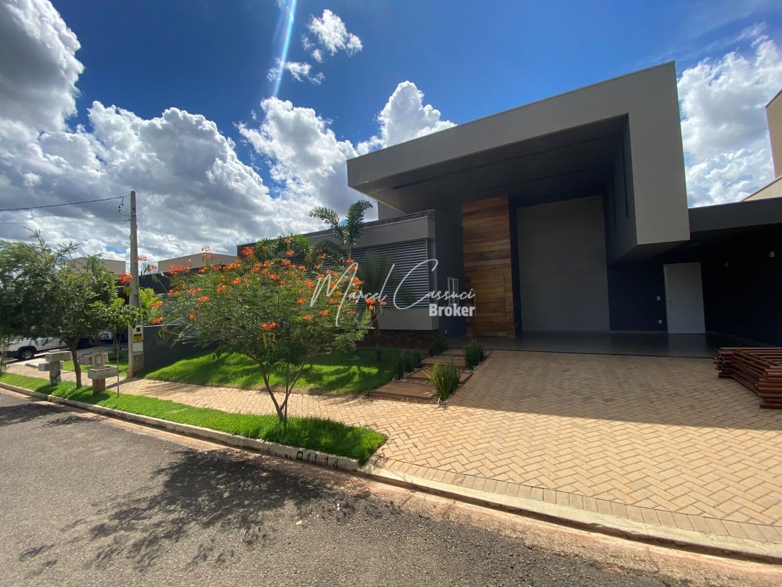 Belíssima casa à venda com 3 suítes, sendo 1 suíte máster com banheira, chuveiro e pia dupla, área Gourmet, piscina aquecida e com 212m²