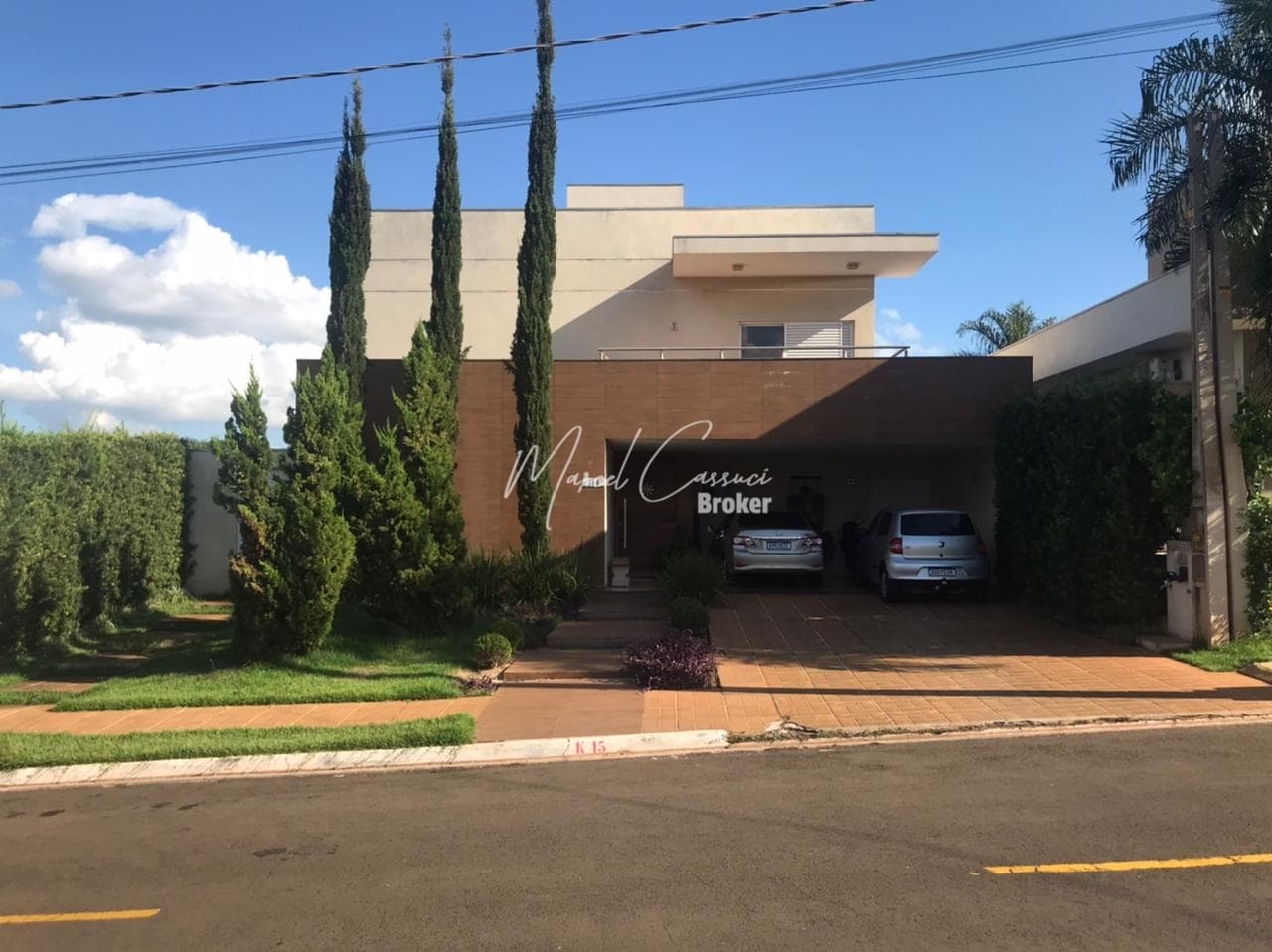 Sobrado à venda com 3 quartos sendo 1 suíte com closet e energia Fotovoltaica.