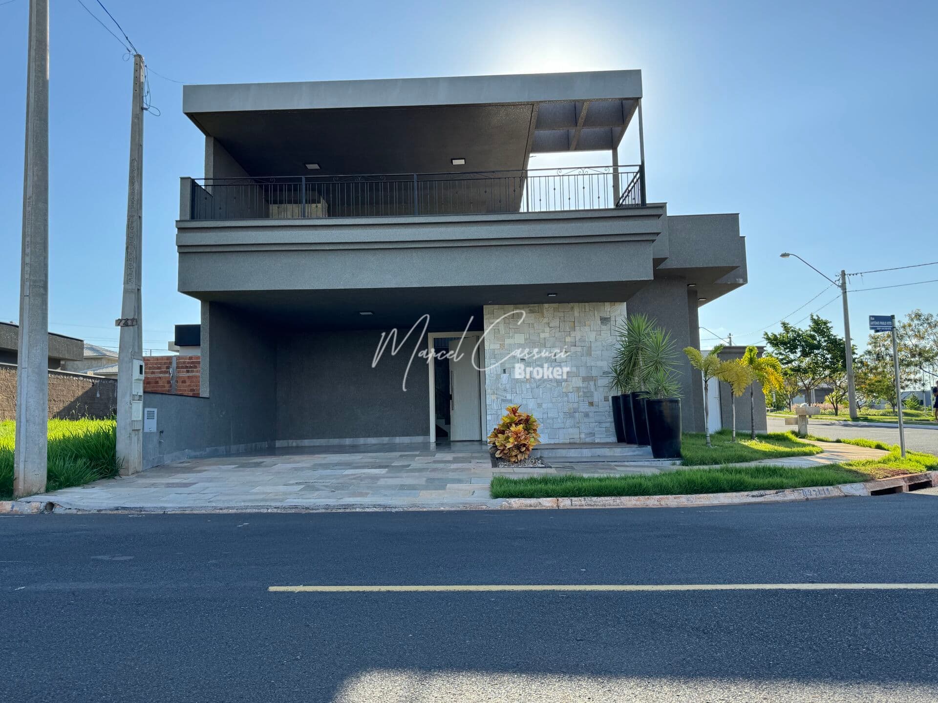 Casa Alto Padrão à venda com 3 suítes com closet e banheiro e spa para 7 lugares.