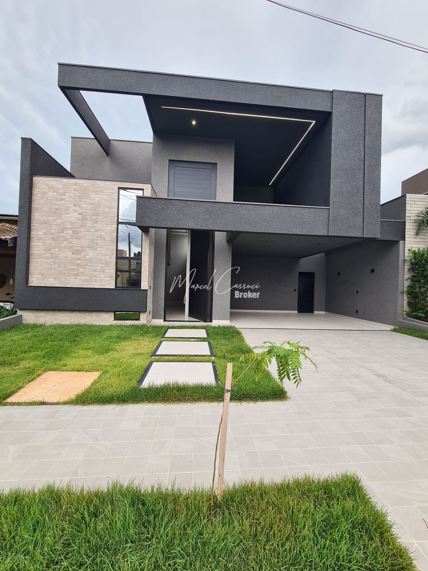 Casa à Venda no Condomínio La Montagne, 3 suítes, piscina, área gourmet, energia fotovoltaica e muito mais.