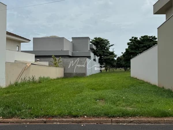 Excelente terreno à venda com ótima localização em condomínio fechado