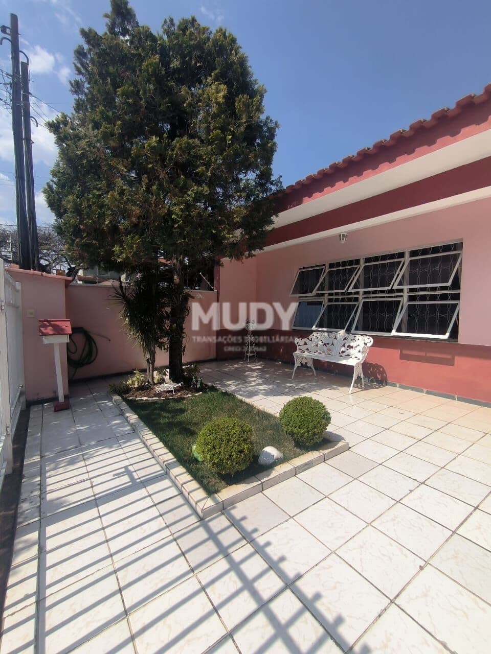 Casa linda á venda no bairro Vila Suíça, localizado na cidade de Indaiatuba SP, em terreno de 300m² com edícula