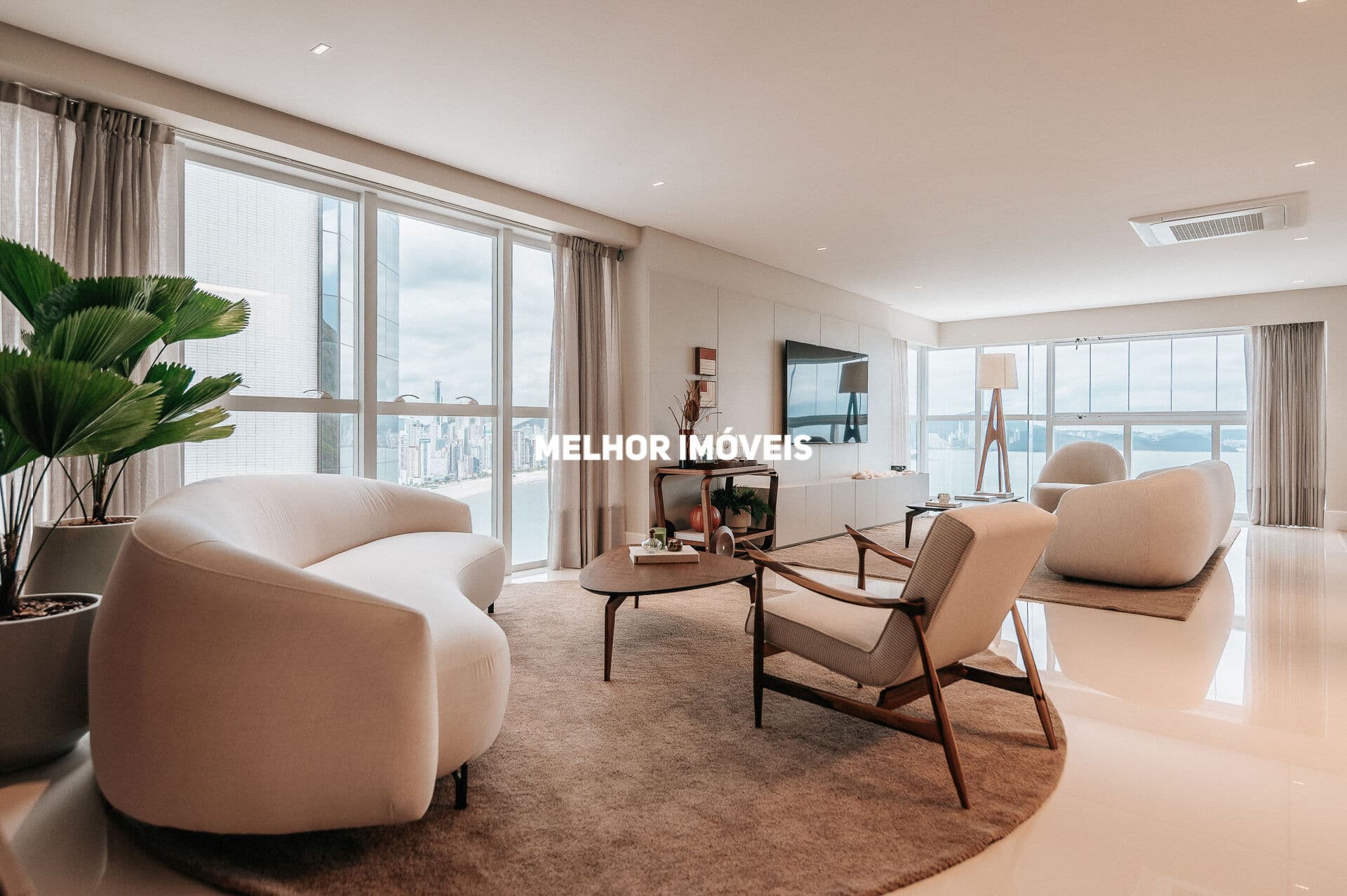 Apartamento Frente Mar à venda Mobiliado com 4 suítes no centro de Balneário Camboriú