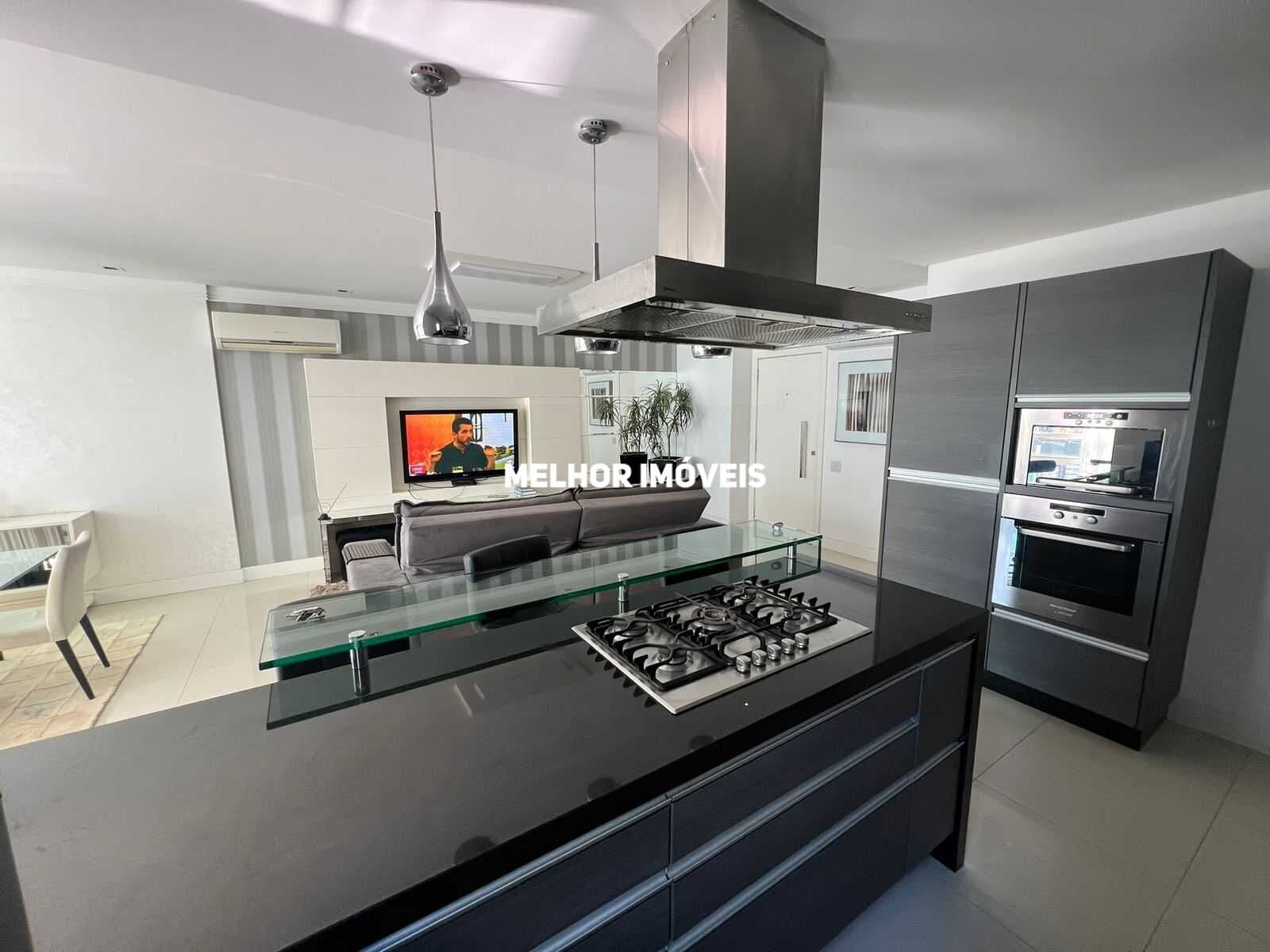 Locação anual com 03 suítes, mobiliado, equipado com 3 vagas de garagem localizado no centro de Balneário Camboriú.