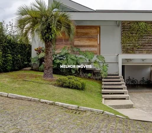 Casa em condomínio fechado á venda com 4 suítes, 2 vagas localizado na Praia Brava.