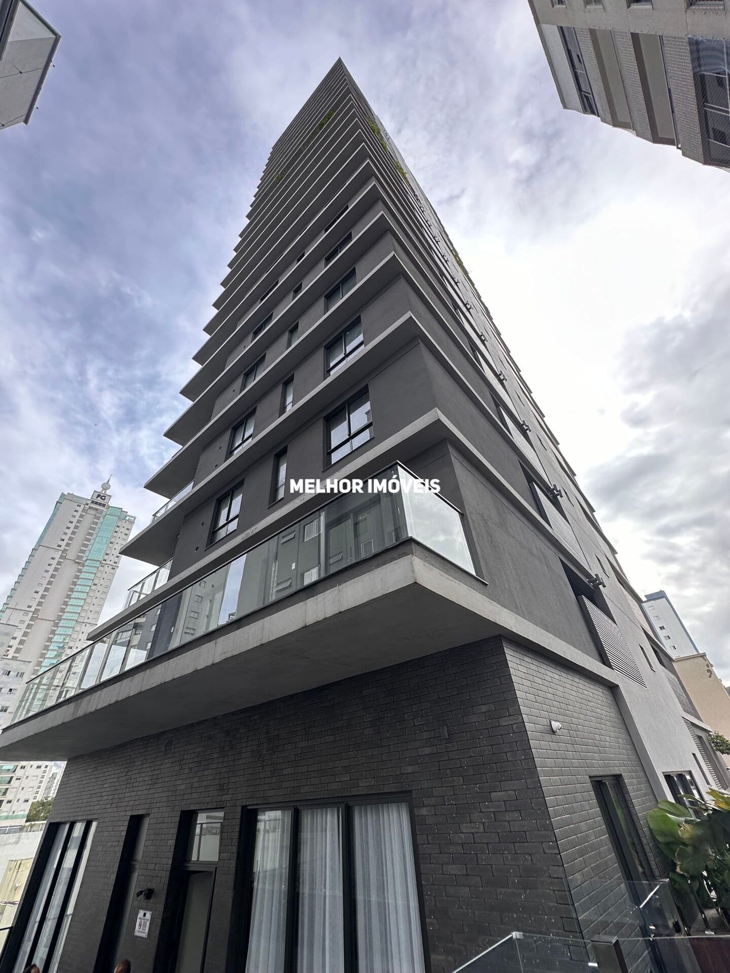 Apartamento novo á venda com 3 suítes, 3 vagas localizado no bairro Pioneiros em Balneário Camboriú
