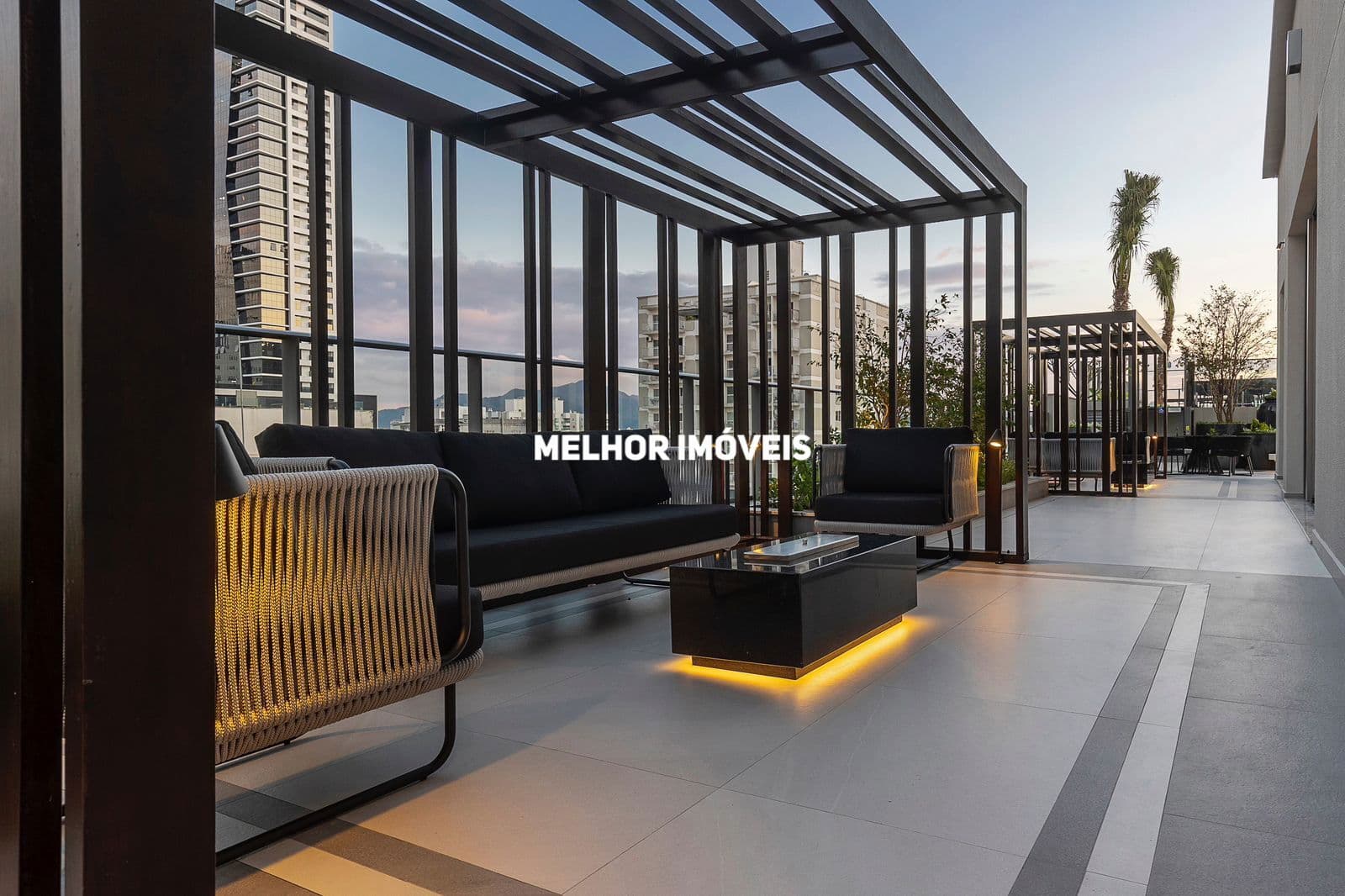 Apartamento á venda com 3 Suites no Centro de Balneário Camboriú