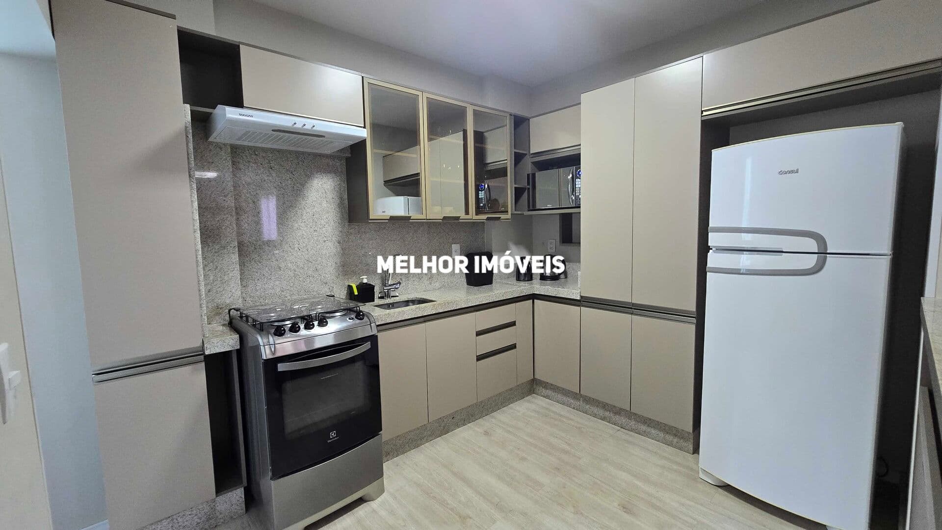 Apartamento á venda com 2 suítes mobiliado e equipado em prédio Frente Mar em Balneário Camboriú