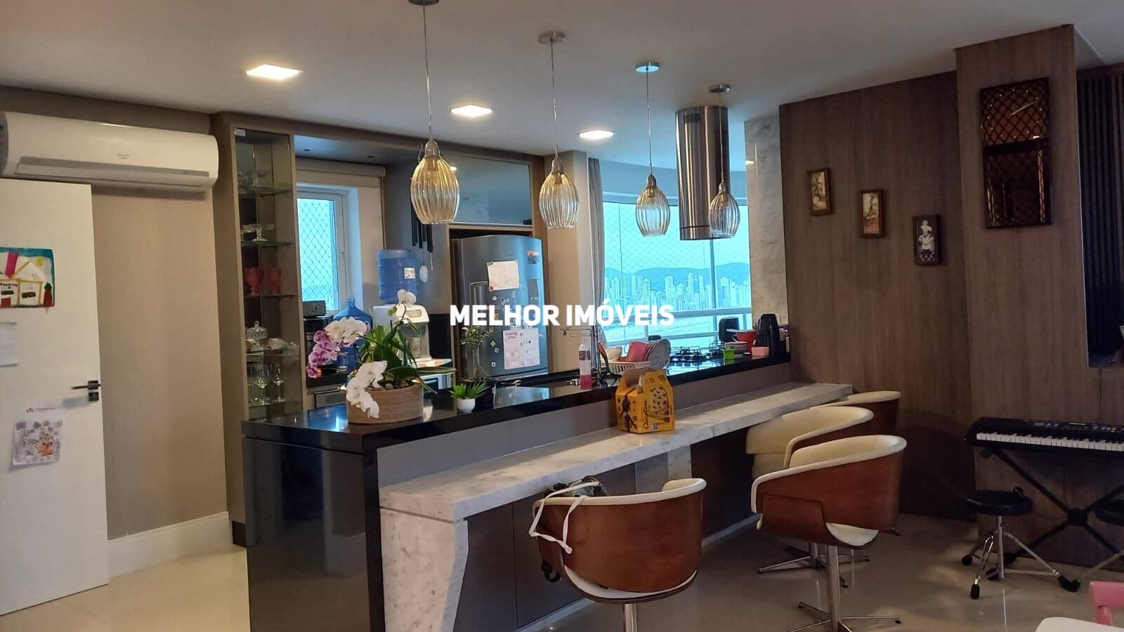 Apartamento Alto Padrão frente mar com 4 suítes, 4 vagas em Balneário Camboriú.