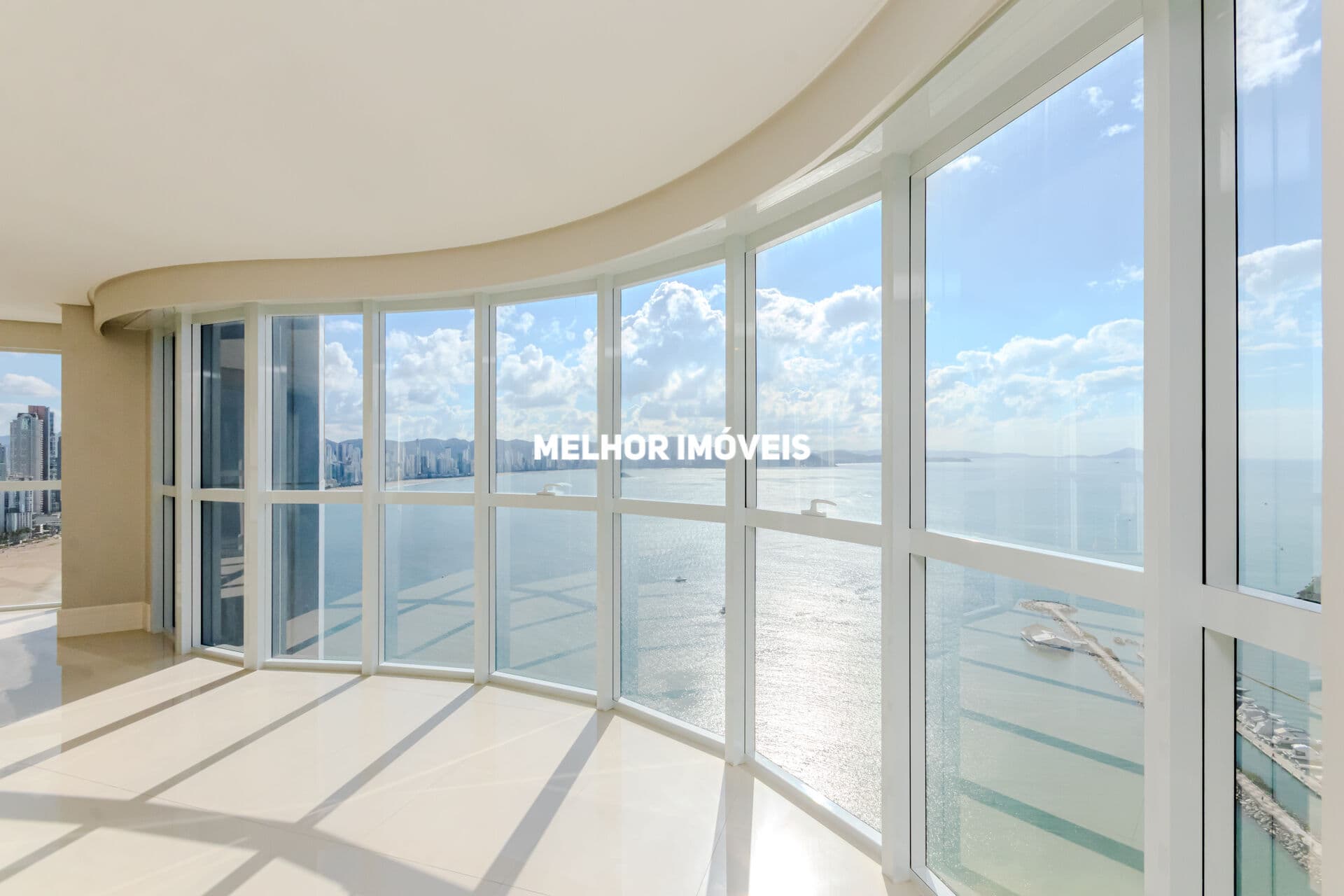 Apartamento Frente Mar com 04 suítes sendo 01 máster em Balneário Camboriú.