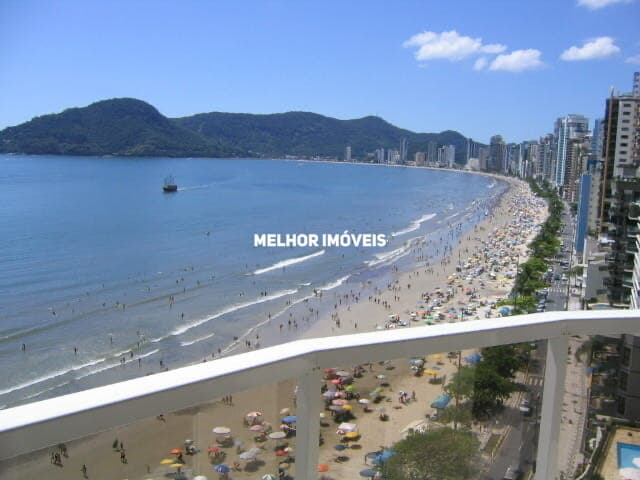 Apartamento Frente Mar à Venda com 3 Dormitórios e 2 Vagas em Balneário Cambori