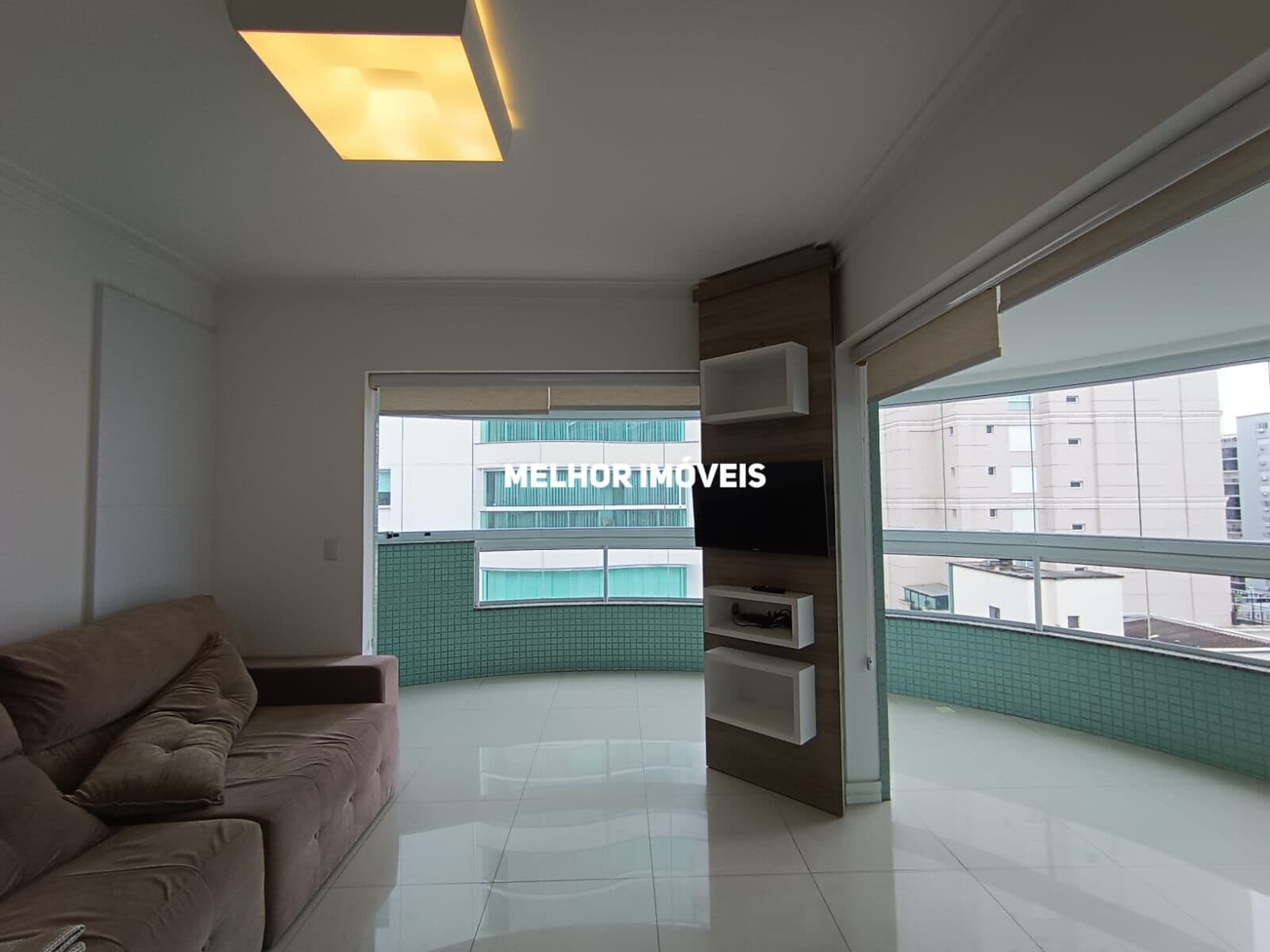 Locação Anual mobiliado, com 02 dormitórios e 02 vagas de garagem no Centro de Balneário Camboriú