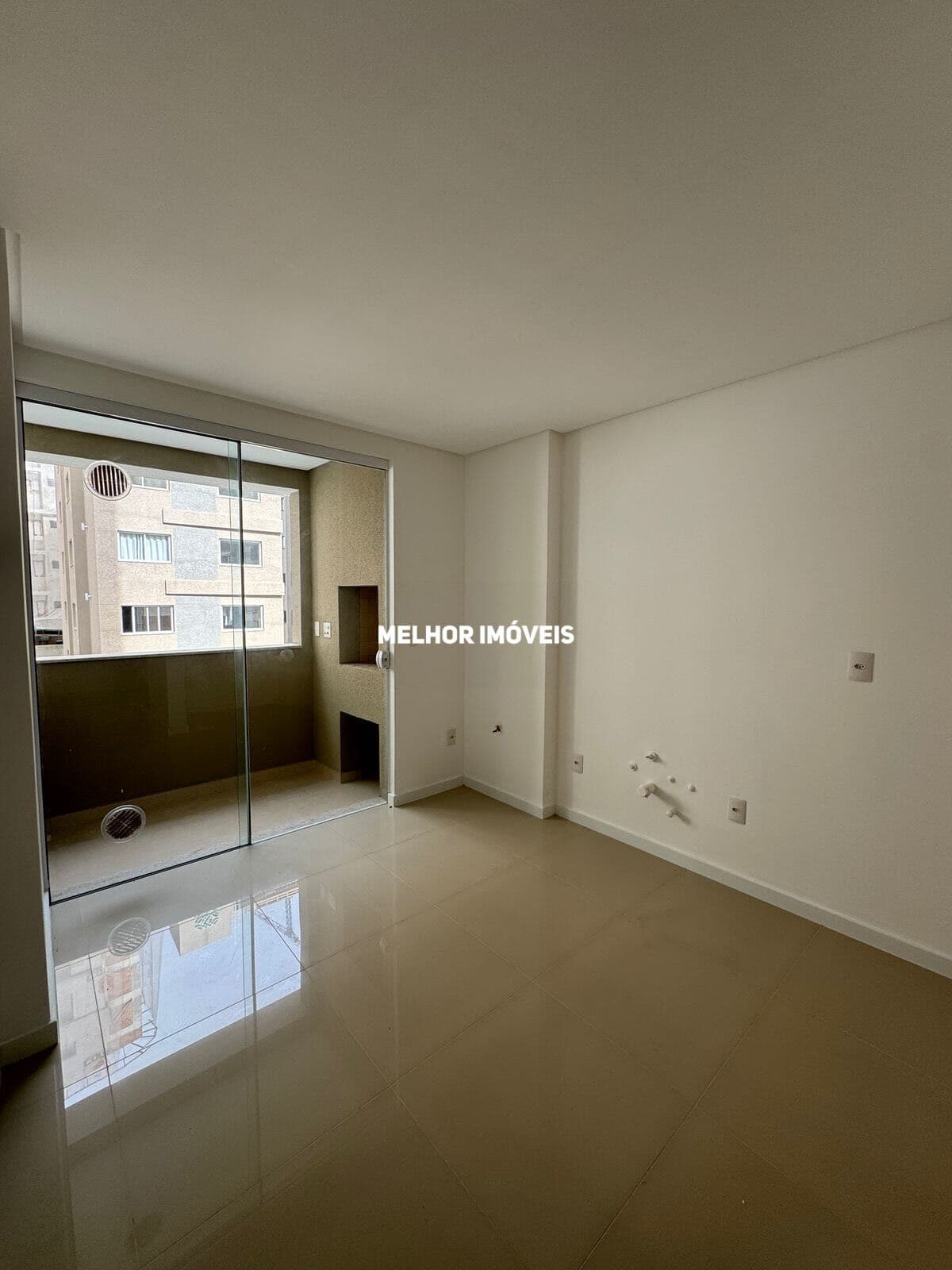 Apartamento mobiliado á venda com 3 dormitórios sendo 01 suíte localizado em Itapema