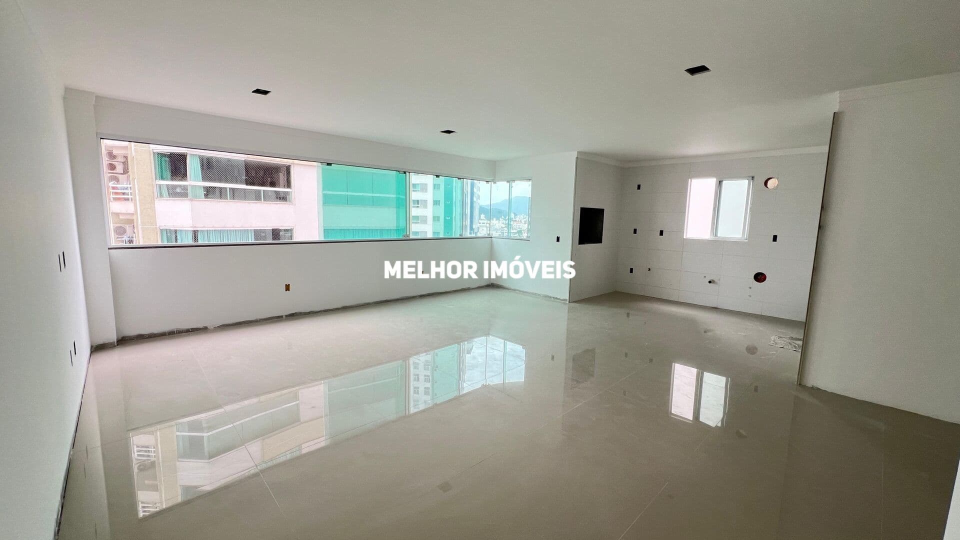 Apartamento com 03 suítes e 02 vagas, localizado no Centro de Balneário Camboriú