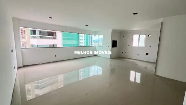 Apartamento com 03 suítes e 02 vagas, localizado no Centro de Balneário Camboriú