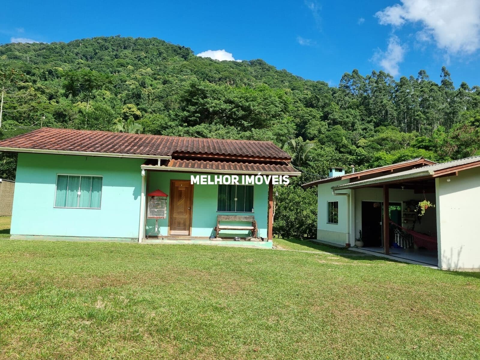 Chácara á venda com 2 casas, piscina, salão de festa localizada em Camboriú Santa Catarina
