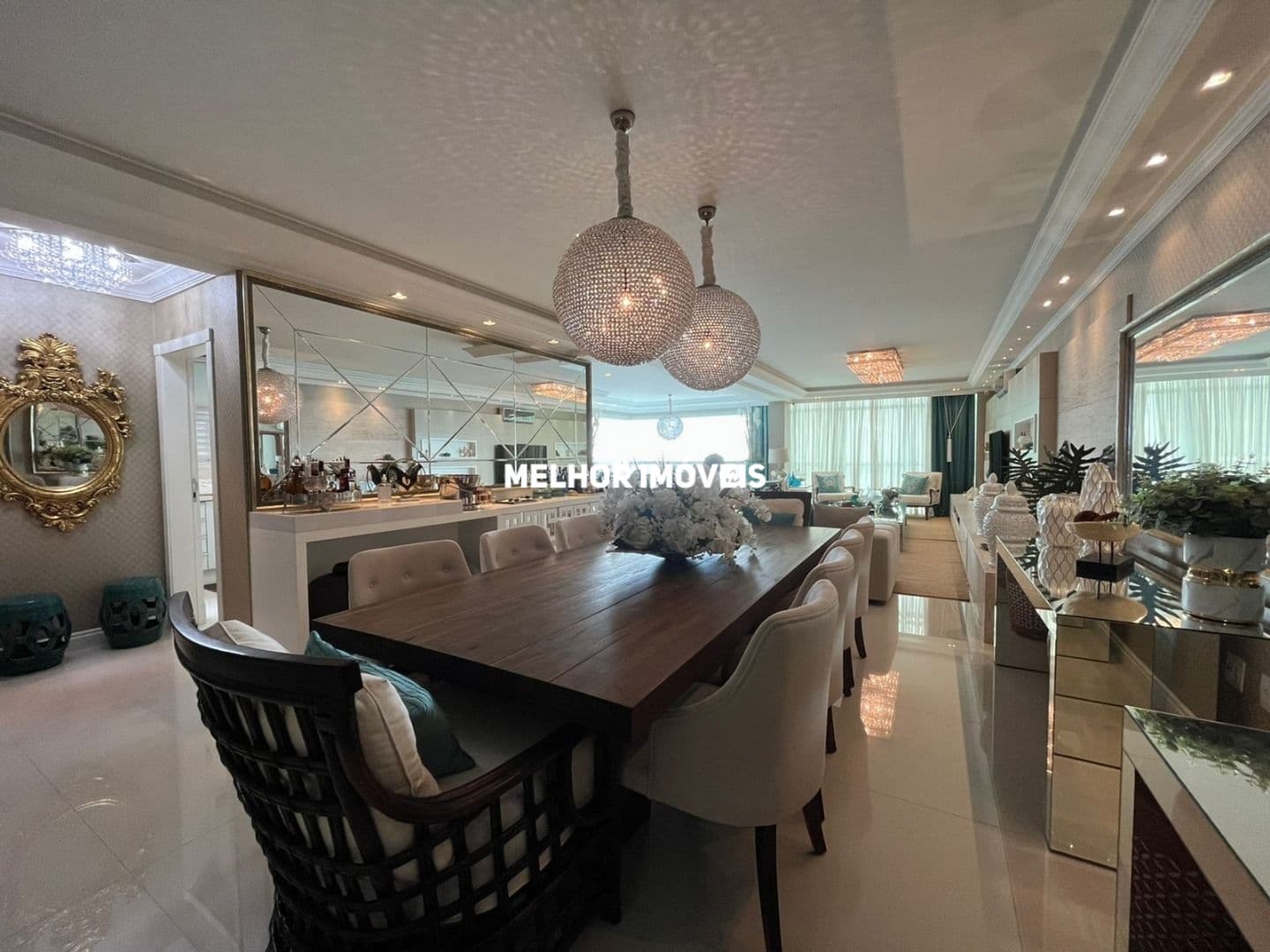Apartamento a venda com vista Mar mobiliado, equipado e decorado com 04 Suítes Localizado na Meia Praia Itapema