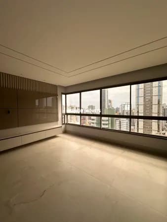 Apartamento á venda semi mobiliado com 3 suítes e 3 vagas localizado em Balneário Camboriú.