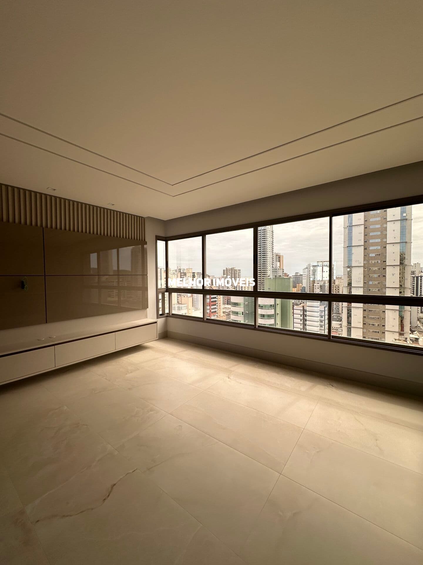 Apartamento á venda semi mobiliado com 3 suítes e 3 vagas localizado em Balneário Camboriú.