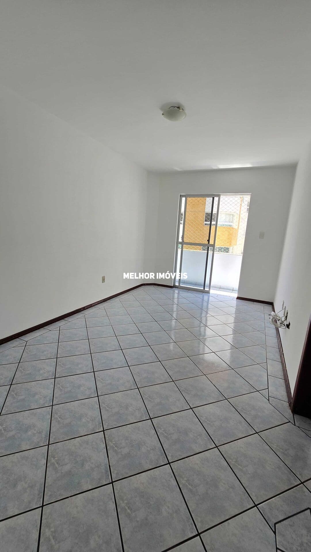 Locação Anual Semi Mobiliado com 02 Dormitórios no Centro de Balneário Camboriú