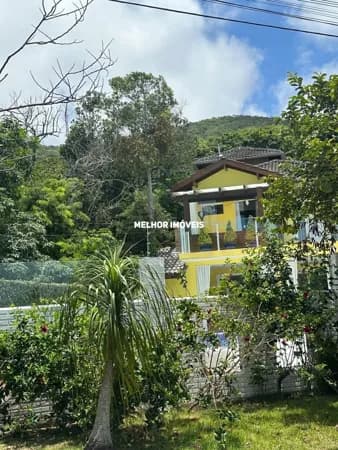 Casa á venda com 3 suítes á venda localizada na Praia de Taquaras em Balneário Camboriú.
