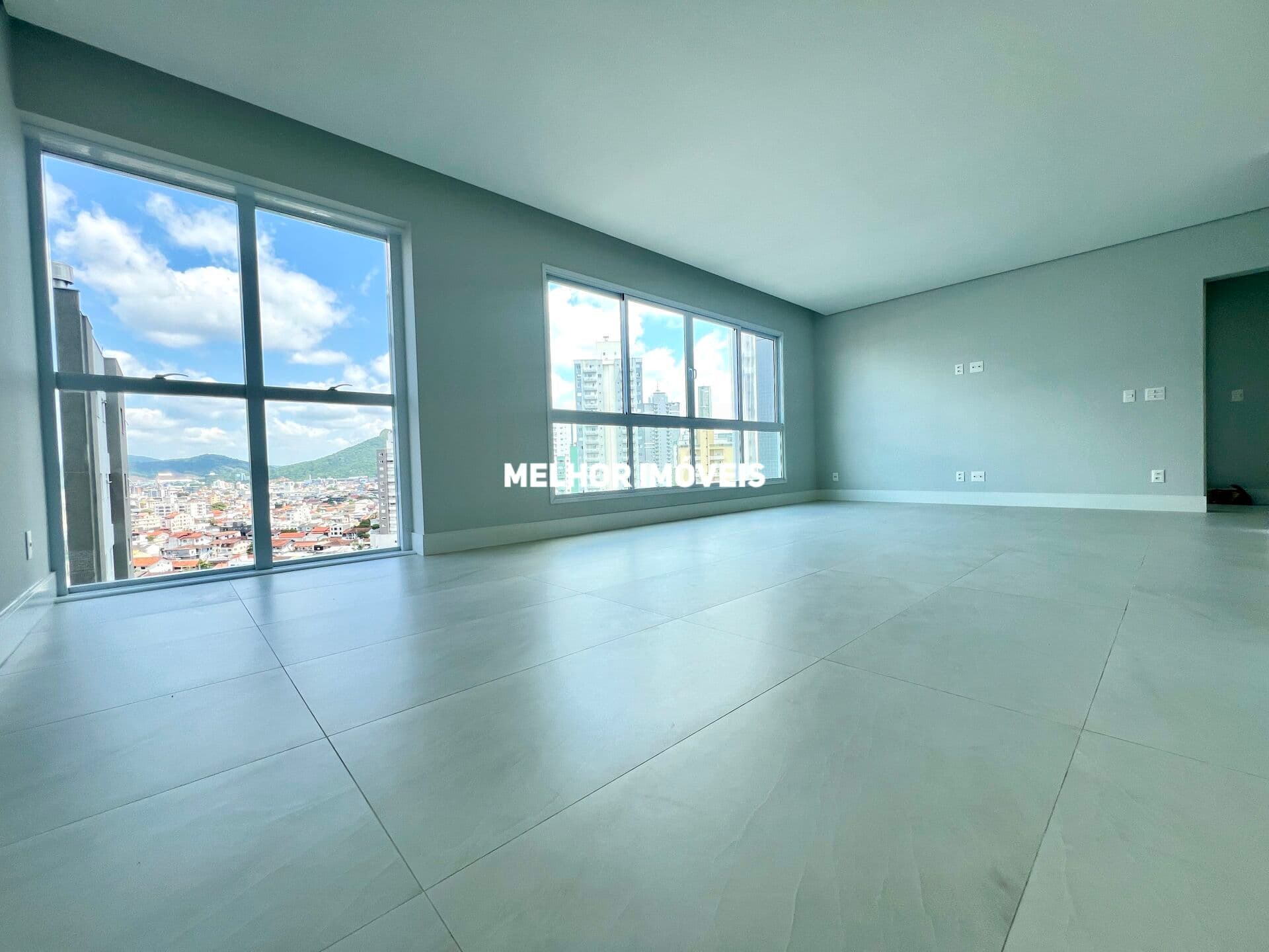 Apartamento à venda com 4 quartos sendo 2 suítes e 3 vagas de garagem localizado em Balneário Camboriú