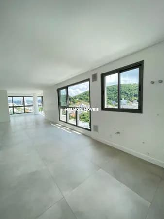Apartamento á venda com 4 dormitórios localizado no centro de Balneário Camboriú