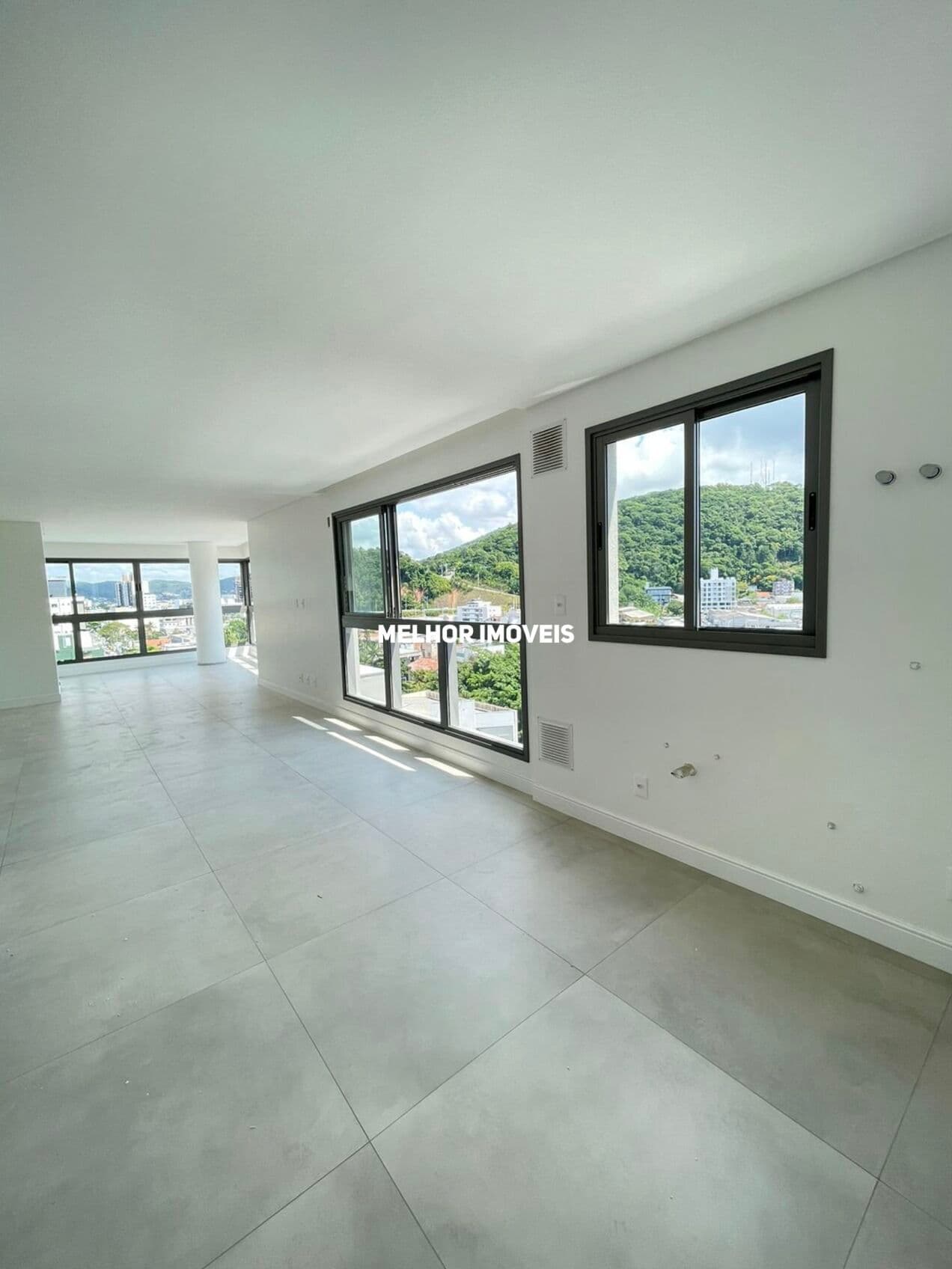 Apartamento á venda com 4 dormitórios localizado no centro de Balneário Camboriú
