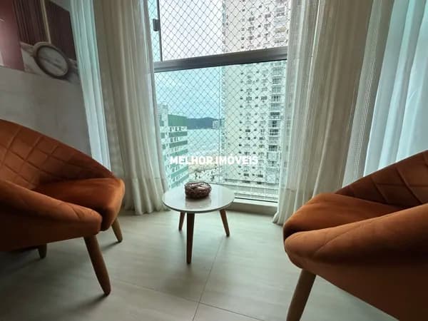 Apartamento á venda com 02 dormitórios em condomínio frente mar no centro de Balneário Camboriú.