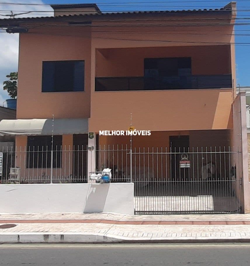 Casa Semi-Mobiliada com 03 suítes sendo 01 máster, localizado em Balneário Camboriú - SC