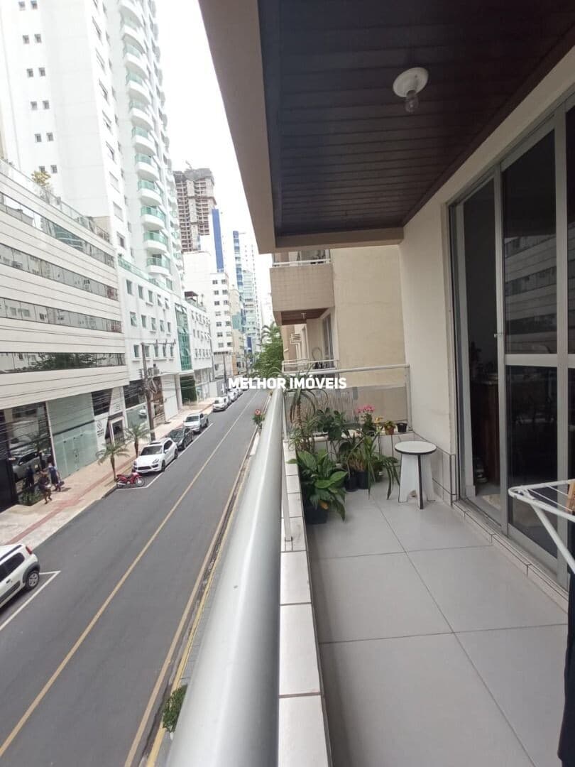 Apartamento à Venda com 03 Dormitórios sendo 01 Suíte no centro de balneário Camboriú