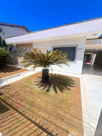 Casa á venda com 2 suítes 3 vagas localizada no Bairro da Barra em Balneário Camboriú.