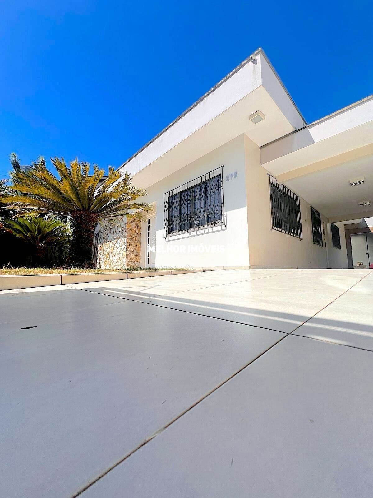 Casa á venda com 2 suítes 3 vagas localizada no Bairro da Barra em Balneário Camboriú.