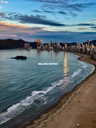 Apartamento Frente Mar Finamente Decorado á venda com 4 suítes e 4 vagas em Balneário Camboriú.