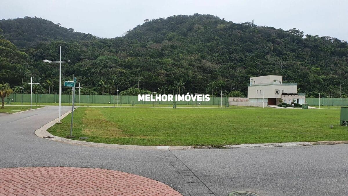 Terreno á venda em Condomínio fechado, localizado na praia do Estaleiro em Balneário Camboriú.