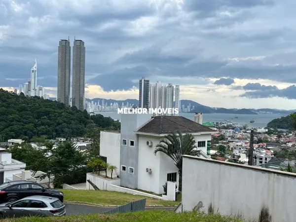 Terreno á venda em Condomínio fechado localizado em Balneário Camboriú